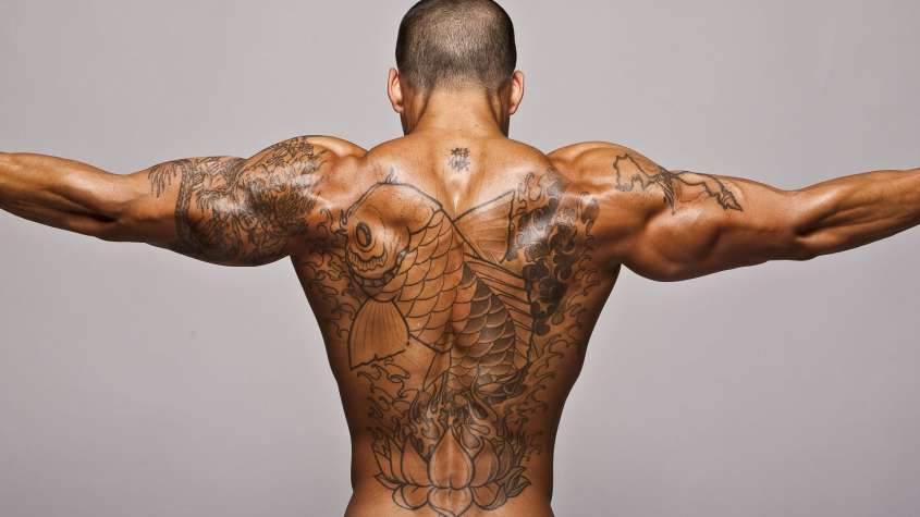 uomo tatuato attrae