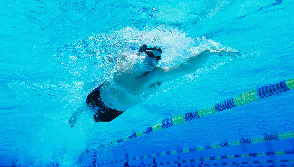Allenamento nuoto fisico piscina